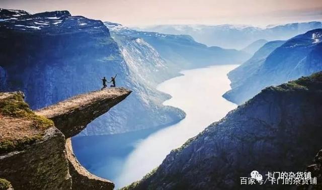 随后通过门